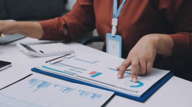 UI tasarımcısı ve UX geliştiricisi uygulama görünümünü erken safhada tasarlamak için beyin fırtınası fikri. Yaratıcı dijital geliştirme ajansı. UX UI kavramı