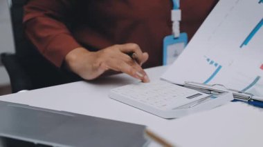 UI tasarımcısı ve UX geliştiricisi uygulama görünümünü erken safhada tasarlamak için beyin fırtınası fikri. Yaratıcı dijital geliştirme ajansı. UX UI kavramı