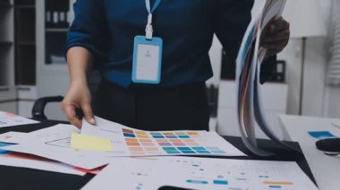 UI tasarımcısı ve UX geliştiricisi uygulama görünümünü erken safhada tasarlamak için beyin fırtınası fikri. Yaratıcı dijital geliştirme ajansı. UX UI kavramı