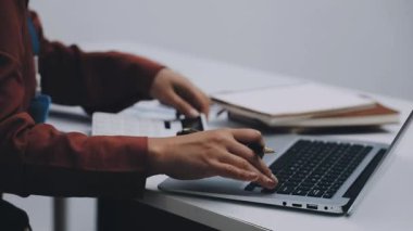 UI tasarımcısı ve UX geliştiricisi uygulama görünümünü erken safhada tasarlamak için beyin fırtınası fikri. Yaratıcı dijital geliştirme ajansı. UX UI kavramı