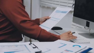 UI tasarımcısı ve UX geliştiricisi uygulama görünümünü erken safhada tasarlamak için beyin fırtınası fikri. Yaratıcı dijital geliştirme ajansı. UX UI kavramı