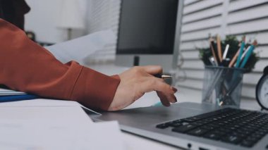 UI tasarımcısı ve UX geliştiricisi uygulama görünümünü erken safhada tasarlamak için beyin fırtınası fikri. Yaratıcı dijital geliştirme ajansı. UX UI kavramı