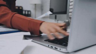 UI tasarımcısı ve UX geliştiricisi uygulama görünümünü erken safhada tasarlamak için beyin fırtınası fikri. Yaratıcı dijital geliştirme ajansı. UX UI kavramı