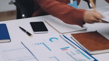 UI tasarımcısı ve UX geliştiricisi uygulama görünümünü erken safhada tasarlamak için beyin fırtınası fikri. Yaratıcı dijital geliştirme ajansı. UX UI kavramı