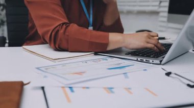 UI tasarımcısı ve UX geliştiricisi uygulama görünümünü erken safhada tasarlamak için beyin fırtınası fikri. Yaratıcı dijital geliştirme ajansı. UX UI kavramı