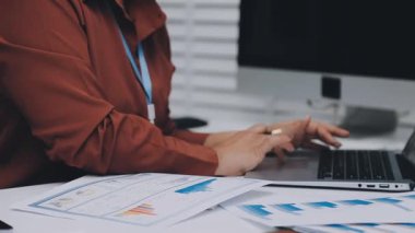 UI tasarımcısı ve UX geliştiricisi uygulama görünümünü erken safhada tasarlamak için beyin fırtınası fikri. Yaratıcı dijital geliştirme ajansı. UX UI kavramı