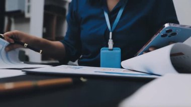 Ofiste Muhasebeci Kadın Muhasebecilik Yapıyor