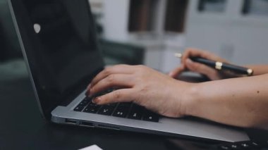 Ofiste Muhasebeci Kadın Muhasebecilik Yapıyor