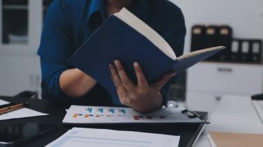 Ofiste Muhasebeci Kadın Muhasebecilik Yapıyor