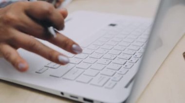 Ofiste Muhasebeci Kadın Muhasebecilik Yapıyor