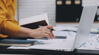 Ofiste Muhasebeci Kadın Muhasebecilik Yapıyor