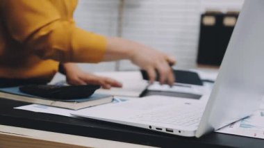 Ofiste Muhasebeci Kadın Muhasebecilik Yapıyor