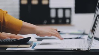 Ofiste Muhasebeci Kadın Muhasebecilik Yapıyor