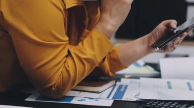 Ofiste Muhasebeci Kadın Muhasebecilik Yapıyor