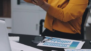 Ofiste Muhasebeci Kadın Muhasebecilik Yapıyor