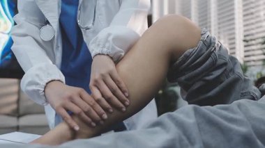 Bir hastanın ayak ve ayak bileğini muayene eden ve tedavi eden bir fizyoterapist ya da ayak hastalıkları uzmanı..