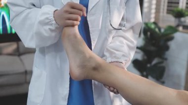 Bir hastanın ayak ve ayak bileğini muayene eden ve tedavi eden bir fizyoterapist ya da ayak hastalıkları uzmanı..