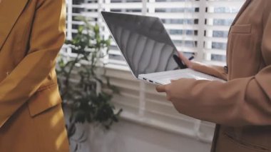 Rapor kağıdına kalemle bakan iki iş adamının yakın çekimi. İki iş adamı toplantı odasında görüşüyor, yatırım projeleri..