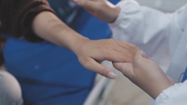 Şefkatli Doktor Dostça Tıbbi Çevrede Hastanın Elini Tutarak Rahatlatıcı Destek Teklif Ediyor