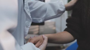 Şefkatli Doktor Dostça Tıbbi Çevrede Hastanın Elini Tutarak Rahatlatıcı Destek Teklif Ediyor