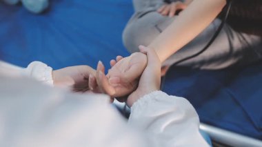 Şefkatli Doktor Dostça Tıbbi Çevrede Hastanın Elini Tutarak Rahatlatıcı Destek Teklif Ediyor