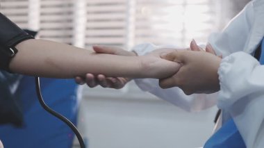 Şefkatli Doktor Dostça Tıbbi Çevrede Hastanın Elini Tutarak Rahatlatıcı Destek Teklif Ediyor