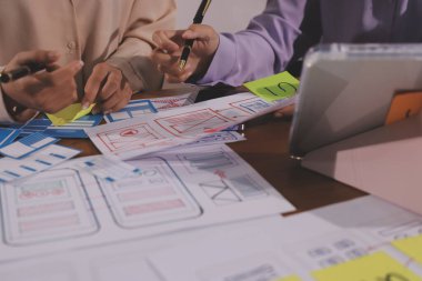 Mobil uygulama arayüzü kablo dizaynı hakkında modern ofisteki müşteri breif ve renk kodu ile fikir alışverişinde bulunan uu geliştirici ve ui tasarımcısını kapat. Yaratıcı dijital geliştirme ajansı.