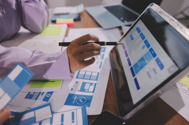 Mobil uygulama arayüzü kablo dizaynı hakkında modern ofisteki müşteri breif ve renk kodu ile fikir alışverişinde bulunan uu geliştirici ve ui tasarımcısını kapat. Yaratıcı dijital geliştirme ajansı.