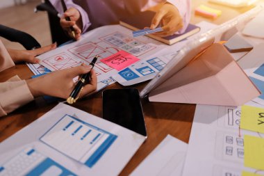 Mobil uygulama arayüzü kablo dizaynı hakkında modern ofisteki müşteri breif ve renk kodu ile fikir alışverişinde bulunan uu geliştirici ve ui tasarımcısını kapat. Yaratıcı dijital geliştirme ajansı.