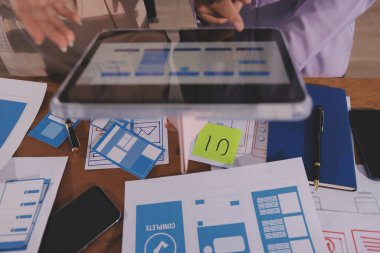 Mobil uygulama arayüzü kablo dizaynı hakkında modern ofisteki müşteri breif ve renk kodu ile fikir alışverişinde bulunan uu geliştirici ve ui tasarımcısını kapat. Yaratıcı dijital geliştirme ajansı.