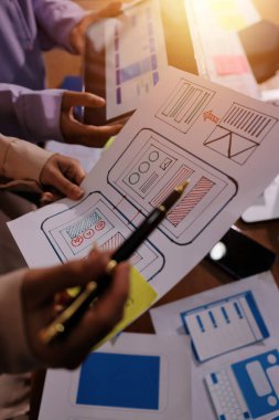 Mobil uygulama arayüzü kablo dizaynı hakkında modern ofisteki müşteri breif ve renk kodu ile fikir alışverişinde bulunan uu geliştirici ve ui tasarımcısını kapat. Yaratıcı dijital geliştirme ajansı.