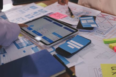 Mobil uygulama arayüzü kablo dizaynı hakkında modern ofisteki müşteri breif ve renk kodu ile fikir alışverişinde bulunan uu geliştirici ve ui tasarımcısını kapat. Yaratıcı dijital geliştirme ajansı.