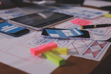 Mobil uygulama arayüzü kablo dizaynı hakkında modern ofisteki müşteri breif ve renk kodu ile fikir alışverişinde bulunan uu geliştirici ve ui tasarımcısını kapat. Yaratıcı dijital geliştirme ajansı.