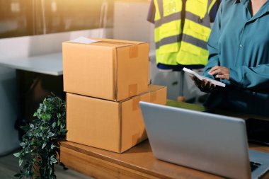 Girişim KOBİ küçük işletme girişimcisi önlük giyen Asyalı kadın dizüstü bilgisayar ve kutu kullanarak çevrimiçi müşterilere, çevrimiçi sme iş fikirlerine satış hazırlamak için siparişleri alır ve gözden geçirir.