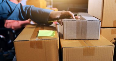 Girişim KOBİ küçük işletme girişimcisi önlük giyen Asyalı kadın dizüstü bilgisayar ve kutu kullanarak çevrimiçi müşterilere, çevrimiçi sme iş fikirlerine satış hazırlamak için siparişleri alır ve gözden geçirir.