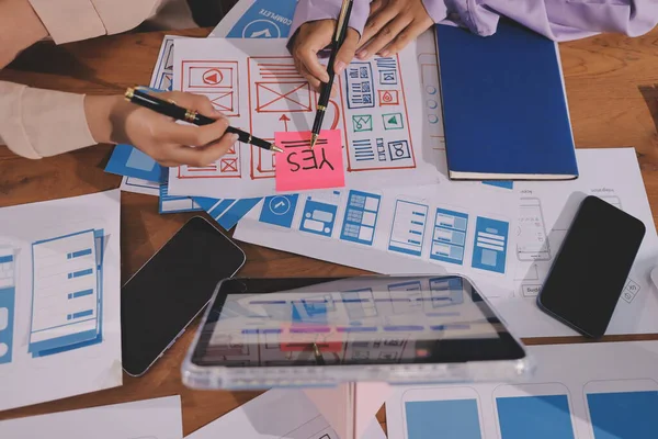 Mobil uygulama arayüzü kablo dizaynı hakkında modern ofisteki müşteri breif ve renk kodu ile fikir alışverişinde bulunan uu geliştirici ve ui tasarımcısını kapat. Yaratıcı dijital geliştirme ajansı.