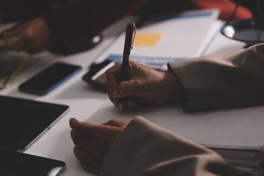 Yargıç Gavin ve Adalet Avukatları 'nın arka plandaki hukuk firmasında takım toplantısı var. Ofiste müvekkili olan noter.