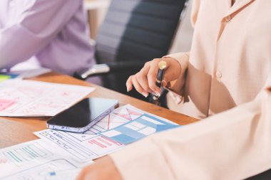 Mobil uygulama arayüzü kablo dizaynı hakkında modern ofisteki müşteri breif ve renk kodu ile fikir alışverişinde bulunan uu geliştirici ve ui tasarımcısını kapat. Yaratıcı dijital geliştirme ajansı.