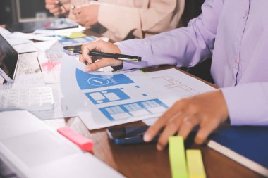 Mobil uygulama arayüzü kablo dizaynı hakkında modern ofisteki müşteri breif ve renk kodu ile fikir alışverişinde bulunan uu geliştirici ve ui tasarımcısını kapat. Yaratıcı dijital geliştirme ajansı.