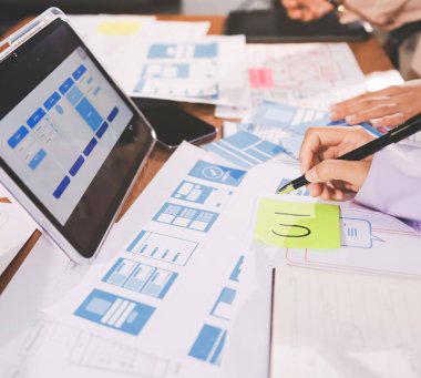 Mobil uygulama arayüzü kablo dizaynı hakkında modern ofisteki müşteri breif ve renk kodu ile fikir alışverişinde bulunan uu geliştirici ve ui tasarımcısını kapat. Yaratıcı dijital geliştirme ajansı.