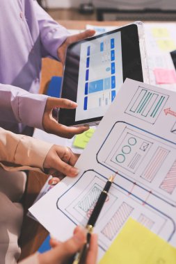 Mobil uygulama arayüzü kablo dizaynı hakkında modern ofisteki müşteri breif ve renk kodu ile fikir alışverişinde bulunan uu geliştirici ve ui tasarımcısını kapat. Yaratıcı dijital geliştirme ajansı.