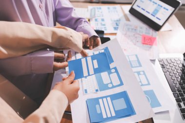 Mobil uygulama arayüzü kablo dizaynı hakkında modern ofisteki müşteri breif ve renk kodu ile fikir alışverişinde bulunan uu geliştirici ve ui tasarımcısını kapat. Yaratıcı dijital geliştirme ajansı.