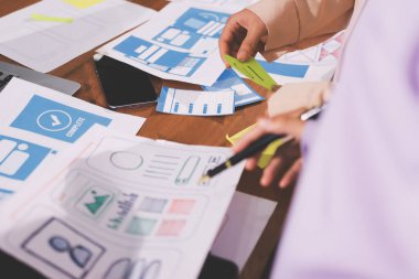 Mobil uygulama arayüzü kablo dizaynı hakkında modern ofisteki müşteri breif ve renk kodu ile fikir alışverişinde bulunan uu geliştirici ve ui tasarımcısını kapat. Yaratıcı dijital geliştirme ajansı.