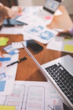 Mobil uygulama arayüzü kablo dizaynı hakkında modern ofisteki müşteri breif ve renk kodu ile fikir alışverişinde bulunan uu geliştirici ve ui tasarımcısını kapat. Yaratıcı dijital geliştirme ajansı.