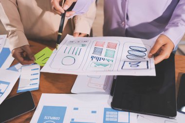 Mobil uygulama arayüzü kablo dizaynı hakkında modern ofisteki müşteri breif ve renk kodu ile fikir alışverişinde bulunan uu geliştirici ve ui tasarımcısını kapat. Yaratıcı dijital geliştirme ajansı.