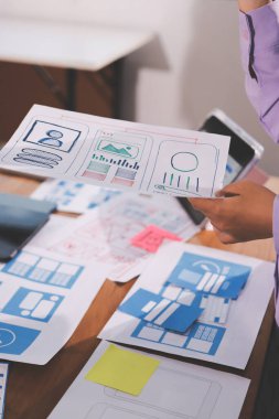 Mobil uygulama arayüzü kablo dizaynı hakkında modern ofisteki müşteri breif ve renk kodu ile fikir alışverişinde bulunan uu geliştirici ve ui tasarımcısını kapat. Yaratıcı dijital geliştirme ajansı.