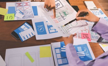 Mobil uygulama arayüzü kablo dizaynı hakkında modern ofisteki müşteri breif ve renk kodu ile fikir alışverişinde bulunan uu geliştirici ve ui tasarımcısını kapat. Yaratıcı dijital geliştirme ajansı.