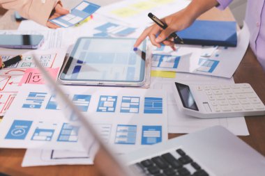 Mobil uygulama arayüzü kablo dizaynı hakkında modern ofisteki müşteri breif ve renk kodu ile fikir alışverişinde bulunan uu geliştirici ve ui tasarımcısını kapat. Yaratıcı dijital geliştirme ajansı.