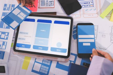 Mobil uygulama arayüzü kablo dizaynı hakkında modern ofisteki müşteri breif ve renk kodu ile fikir alışverişinde bulunan uu geliştirici ve ui tasarımcısını kapat. Yaratıcı dijital geliştirme ajansı.