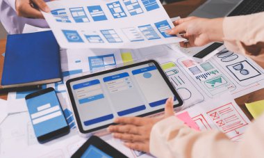 Mobil uygulama arayüzü kablo dizaynı hakkında modern ofisteki müşteri breif ve renk kodu ile fikir alışverişinde bulunan uu geliştirici ve ui tasarımcısını kapat. Yaratıcı dijital geliştirme ajansı.